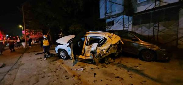 Sakarya'da ambulans ve üç aracın karıştığı zincirleme kaza kamerada: 1 ölü, 3 yaralı