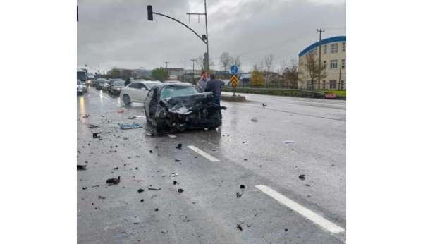 Sakarya'da 3 araçlı zincirleme kaza: 2 yaralı