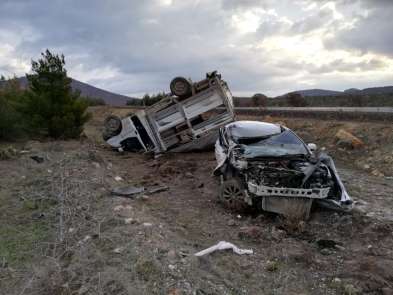 Uşak'ta trafik kazası: 3 yaralı