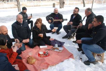 Kar üstüne örtü serip piknik yaptılar 