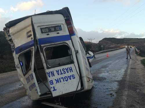 Hatay'da ambulans devrildi: 2 yaralı
