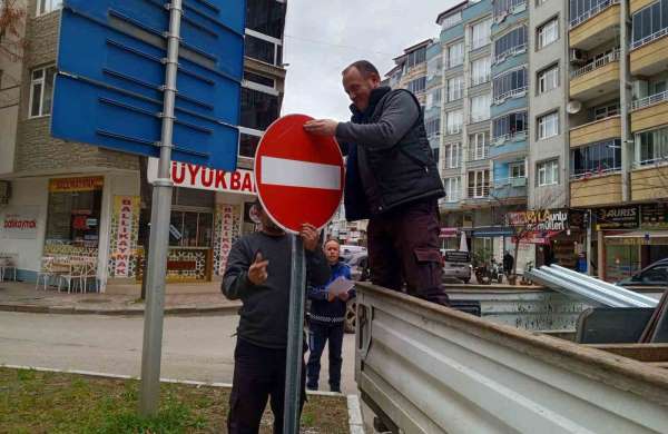 Bafra'da trafik bilgi ve işaret levhaları yenileniyor