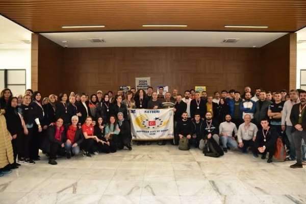Spor A.Ş.'nin yüzme yarışmasına 305 sporcu katıldı
