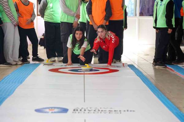 Antalya'da kız çocukları Floor Curling ile tanıştı