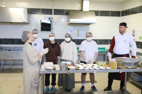 Üniversite öğrencileri Eskişehir'in yöresel lezzetleri için mutfağa girdi