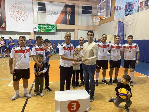 Yeşilhisar'da Harun Akkaş Kurumlar Arası Voleybol Turnuvası sona erdi