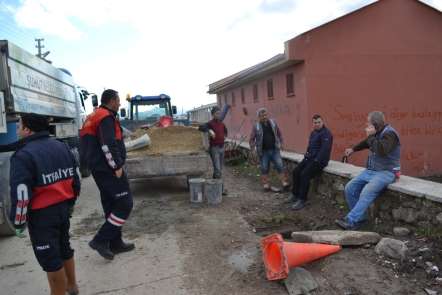Şuhut Belediyesi içme suyu şebeke hattı döşeme çalışmalarına devam ediyor 