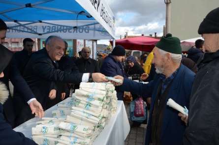 Dursunbey'de vatandaşlara Ücretsiz bez torba dağıtıldı 
