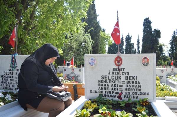 Edirnekapı Şehitliği'nde hüzünlü Anneler günü