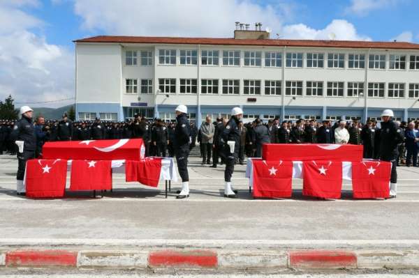Kazada şehit olan polis memurları memleketlerine uğurlandı