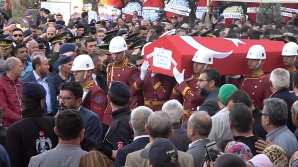 2 evladın şehit babalarına son bakışı