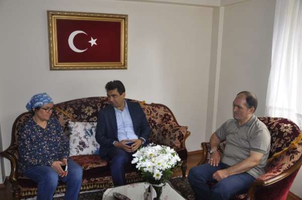 Şehit öğretmenin annesine anlamlı ziyaret