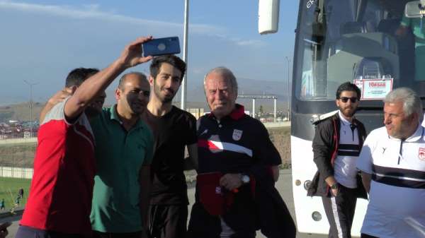 Mustafa Denizli'nin takımı Traktör FC Erzurum'da kampa girdi 