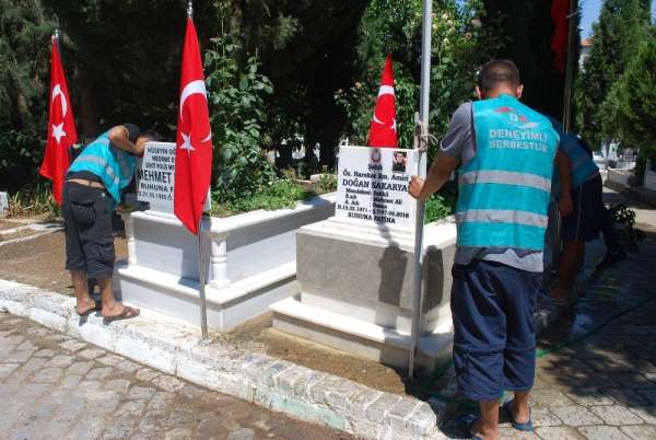 Salihli'de yükümlüler şehit mezarlarını temizledi 