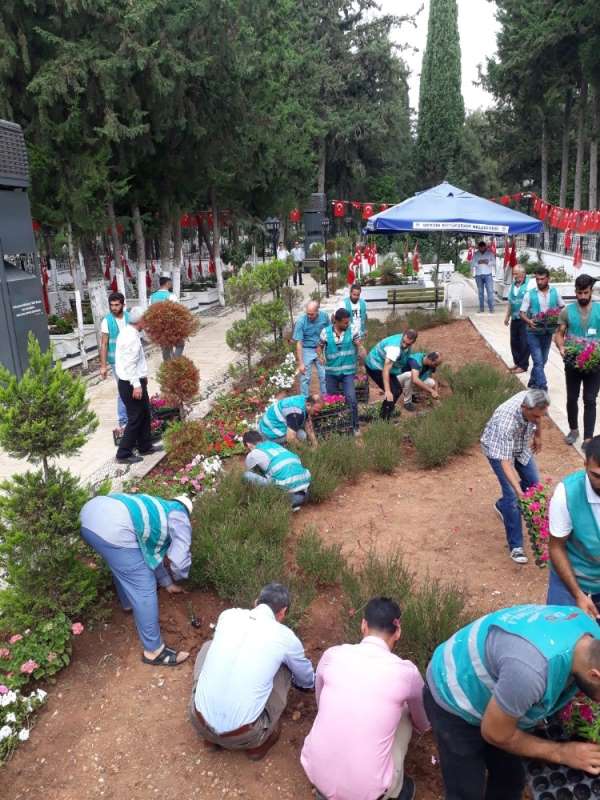 Denetimli serbestlik yükümlüleri şehitlikte temizlik yaptı 