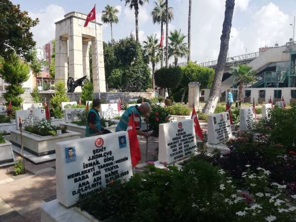 Denetimli serbestlik yükümlüleri, Tarsus Şehitliğini temizledi 