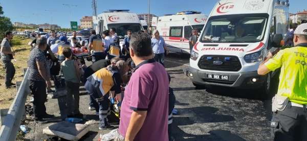 Ankara Kuzey Çevre Yolunda bir minibüsün de karıştığı kazada en az 10 kişi yaral