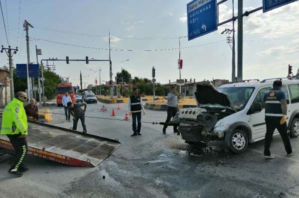 Ahlat'ta yabancı uyruklu kaçak göçmenleri taşıyan minibüs kaza yaptı 