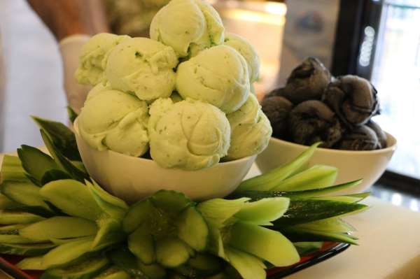 Kahramanmaraş'ta salatalıklı dondurma üretildi 