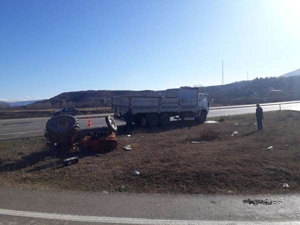 Boyabat’ta traktörle kamyon çarpıştı: 1 yaralı 