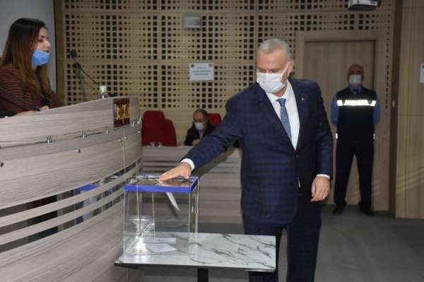 Menemen Belediye Başkanı Serdar Aksoy'un tutuklanmasının ardından Millet İttifakı adayı Deniz Karakurt, kura i