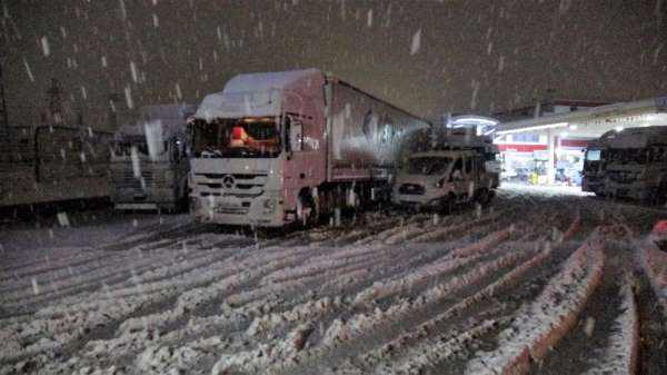 Tokat'ta yoğun kar yağışı ulaşımda aksamalarda neden oldu 