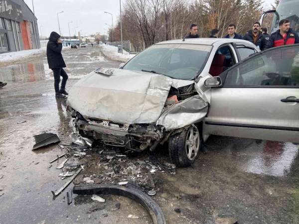 Ağrı'da hasta taşıyan araç kaza yaptı: 2 yaralı - Ağrı haber