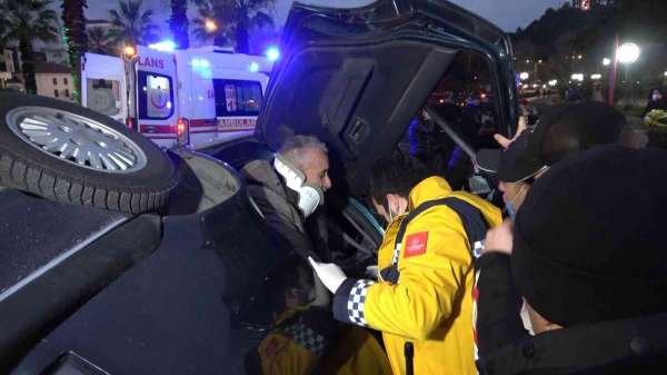 Otomobile çarpan araç ters döndü, yayalar kazadan saniyelerle kurtuldu - Zonguldak haber