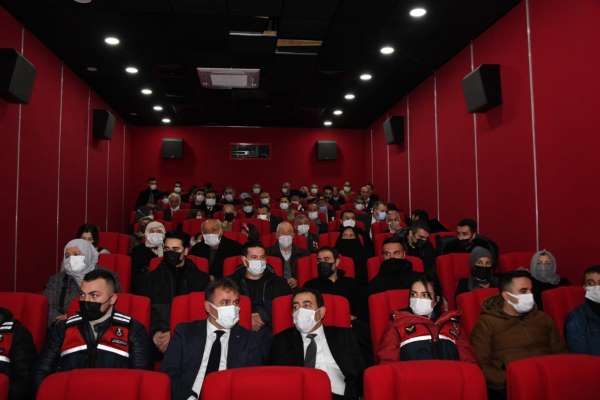 Vali Taşbilek 'Kesişme İyi Ki Varsın Eren' filmini şehit aileleri ve gazilerle birlikte izledi - Gümüşhane haber
