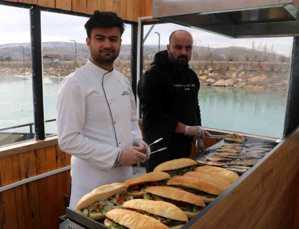 Denize kıyısı olmayan Sivas'ta teknede balık ekmek keyfi yaşanıyor