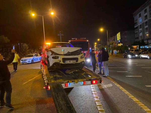 Ordu'da hafif ticari araç ile otomobil çarpıştı: 1 yaralı