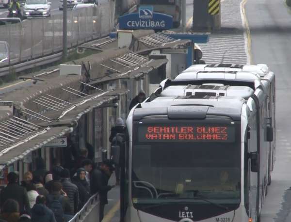 İstanbul'da toplu taşıma araçlarının güzergah tabelasına 'Şehitler Ölmez Vatan Bölünmez' yazıldı