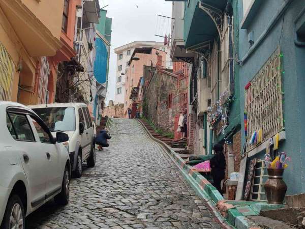 İstanbul'da yokuştan kayan otomobil kadını ezdi: Feci kaza kameraya yansıdı