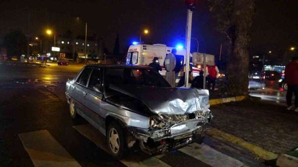 Kavşaktaki kazada hurdaya dönen araçlardan burunları bile kanamadan çıktılar