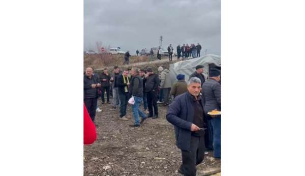 Kütahya'da Ferdi Tayfur anısına pilav ve ayran ikram edildi