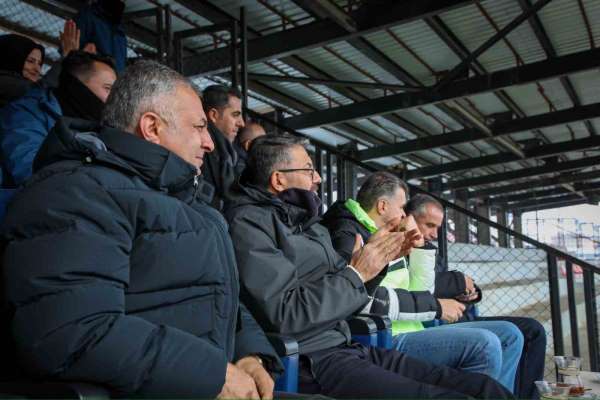 Vali Çelik tribünlerde Yüsekovaspor'u destekledi