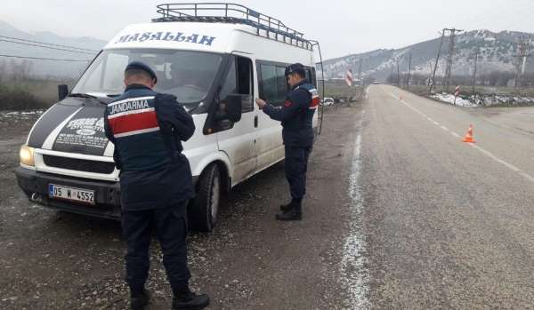 Amasya'da jandarmadan sürücülere 'emniyet kemeri ve cep telefonu' denetimi 