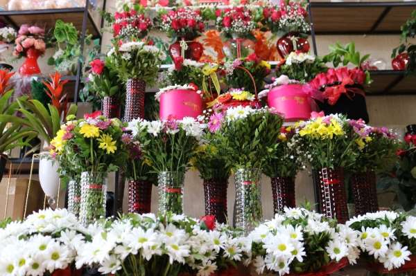 14 Şubat'ta çiçekçiler satışlardan umutlu, seradan gelen fiyatlardan şikayetçi 