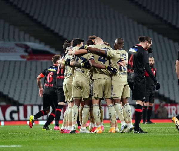 Süper Lig: Fatih Karagümrük: 0 - Fenerbahçe: 1 (İlk yarı)