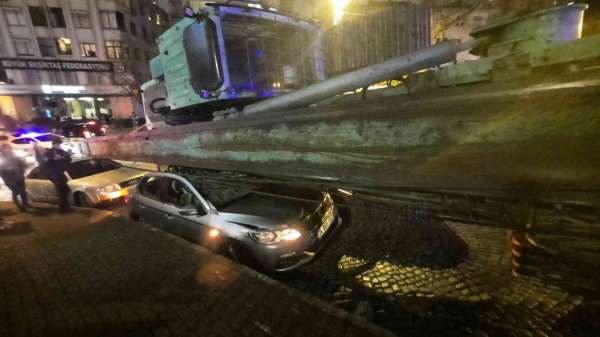 Beşiktaş'ta akılalmaz kaza, tırın taşıdığı vinç araçların üzerine devrildi
