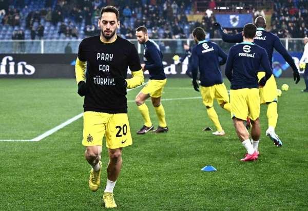 Hakan Çalhanoğlu, 'Türkiye için dua et' yazılı tişörtle ısınmaya çıktı