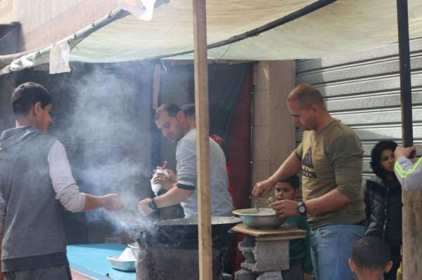 Gazze'de enkaza dönen kentin en eski restoranın çalışanları çareyi tezgah açmakta buldu