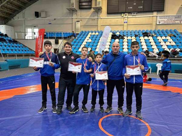 Yunusemreli güreşçiler Edirne'de 4 madalya kazandı