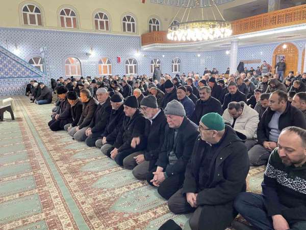 Kavak'ta Berat Kandili huşu içinde idrak edildi