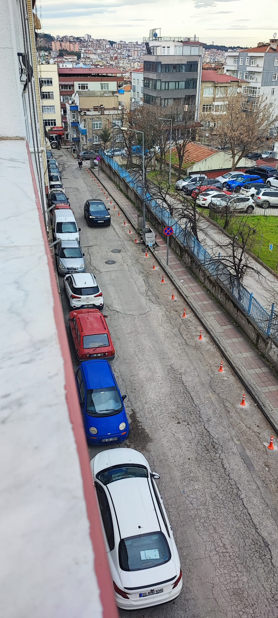 Karadeniz Fıkrası Gibi Uygulama! Ayazağa Sokak'ta Dubalar Ters Tarafa Kondu