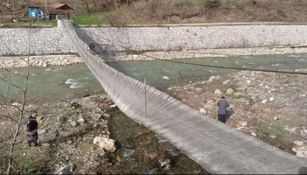 Sinop'ta fırtına asma köprüyü devirdi: 2 yaralı