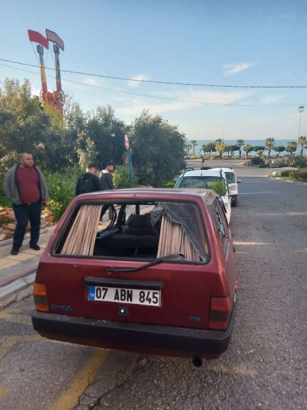 Antalya'da öfkeli kayın biraderden eniştesinin aracına sopalı saldırı 