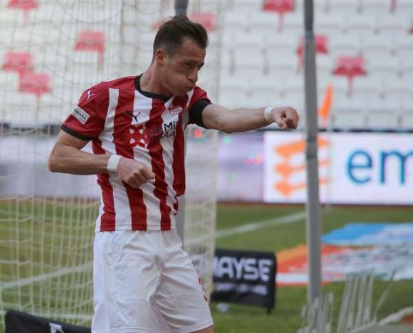 Sivasspor'un kaptanı Hakan, gol sayısını 6'ya çıkarttı 