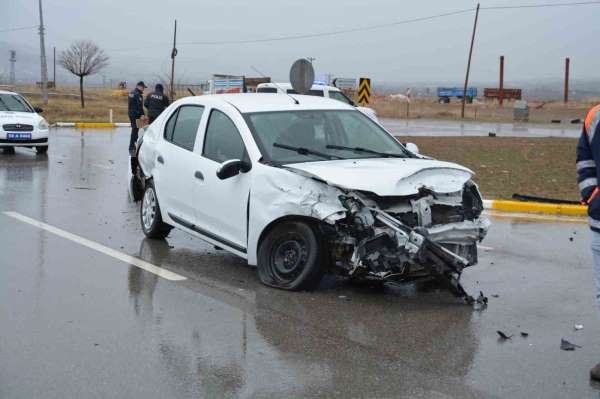 3 aracın karıştığı kazada 4 kişi yaralandı