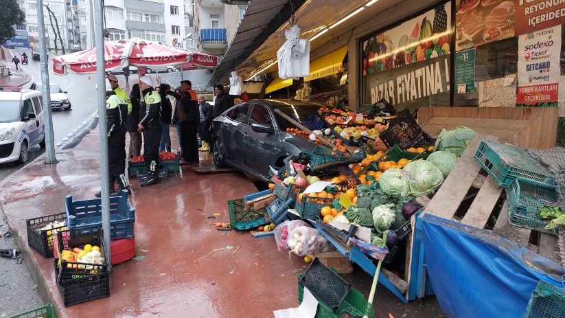  Samsun'da zincirleme kaza! Araç yoldan çıkıp markete girdi